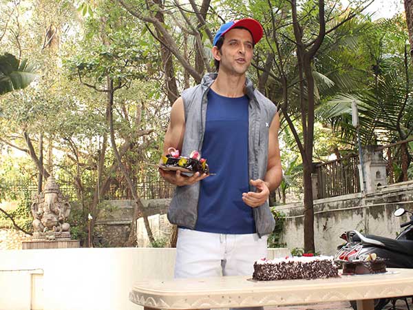 hrithik roshan birthday celebration with media