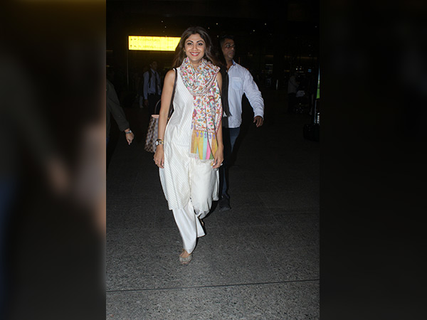 shilpa shetty spotted at airport in desi avatar