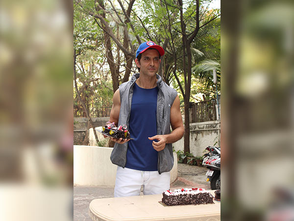 hrithik roshan birthday celebration with media