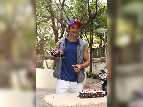 hrithik roshan birthday celebration with media