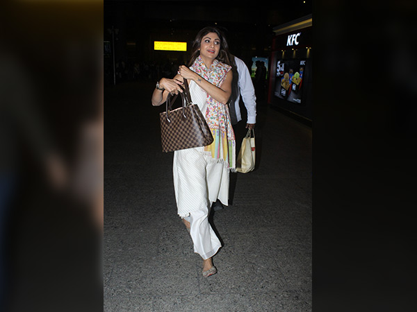 shilpa shetty spotted at airport in desi avatar