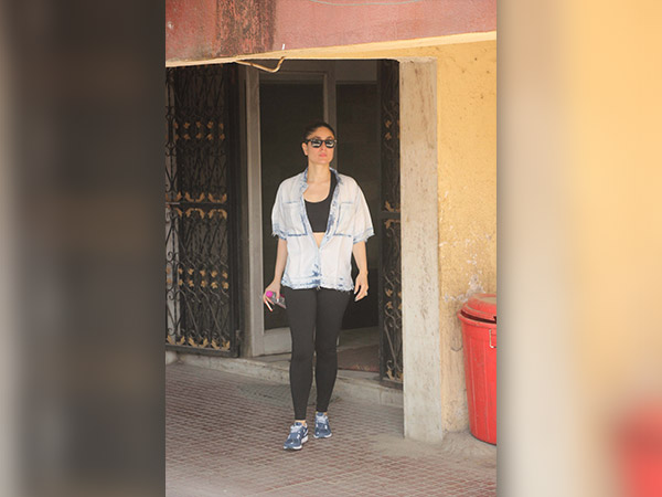kareena kapoor wearing chambray shirt for gym