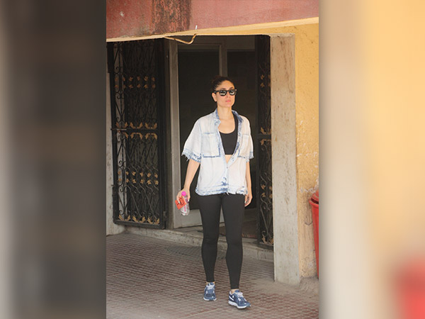kareena kapoor wearing chambray shirt for gym