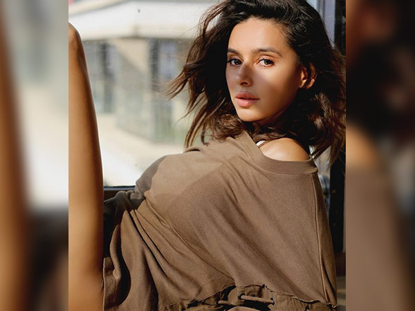 shibani dandekar topless look goes viral