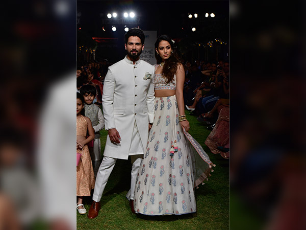 shahid kapoor mira rajput as anita dongre showstoppers