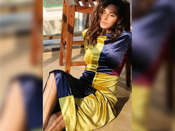 shibani dandekar topless look goes viral