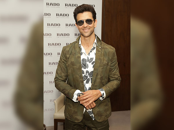 hrithik roshan at rado store launch at the delhi airport