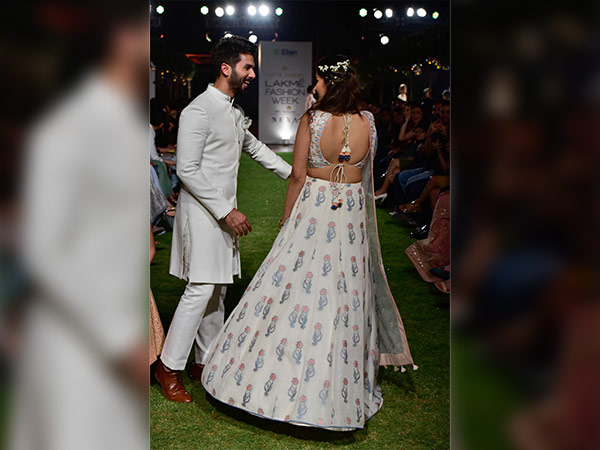 shahid kapoor mira rajput as anita dongre showstoppers
