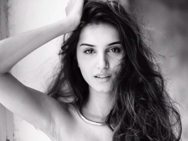 Sizzling Pics of Tara