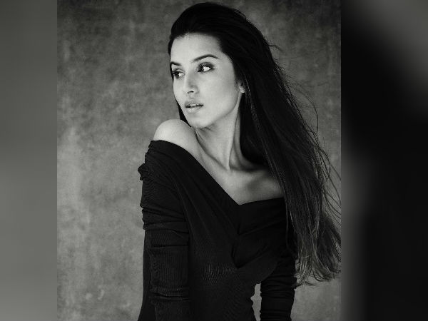 Sizzling Pics of Tara