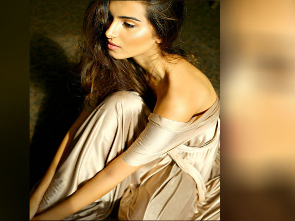 Sizzling Pics of Tara