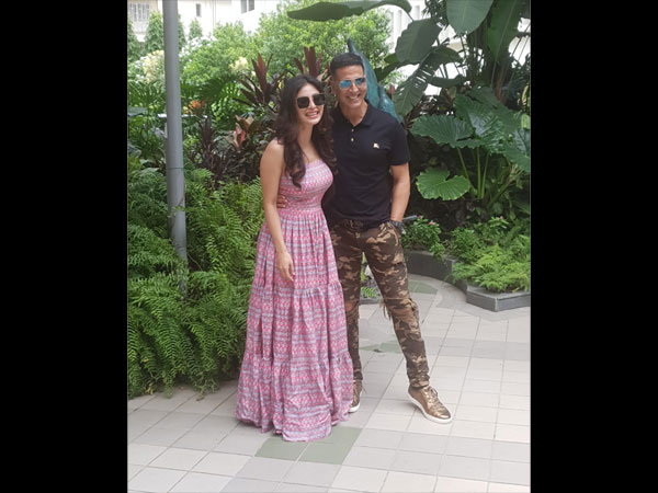  Akshay Kumar Mouni Roy Gold