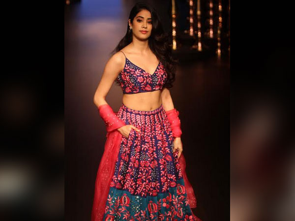 Janhvi Kapoor LFW 2018