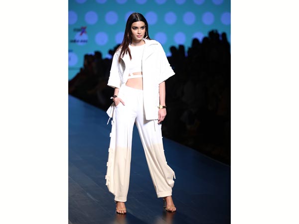  Diana Penty showstopper