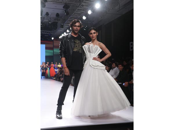  Mouni Roy latest news 