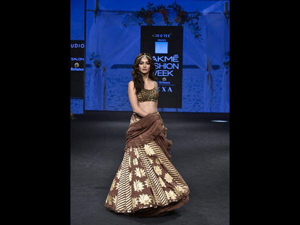 Kriti Kharbanda Style