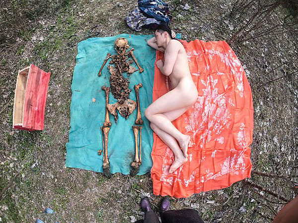 He Dug His Father’s Grave For A Photo Shoot! He Dug His Father’s Grave For A Photo Shoot!