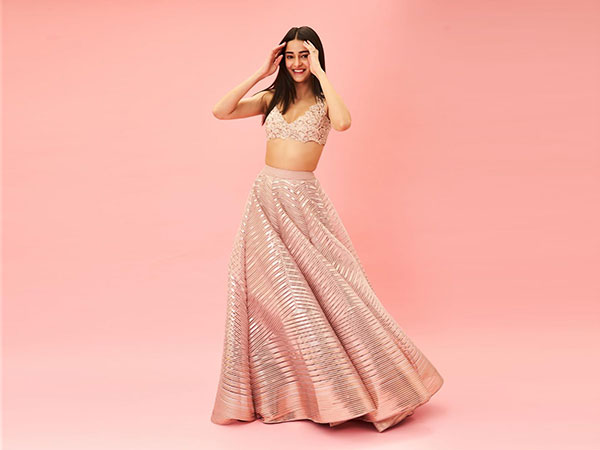 Bollywood Divas In Ethnic Outfits