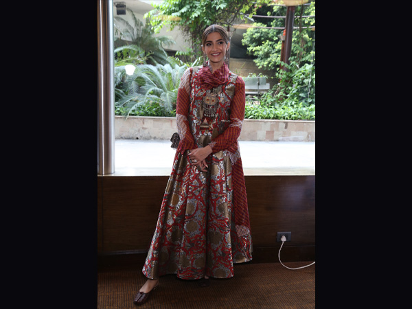  Sonam Kapoor Ahuja Red Outfits