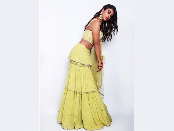 Bollywood Divas In Traditional Outfits