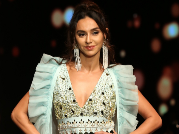 Shibani Dandekar Lotus Makeup India Fashion Week