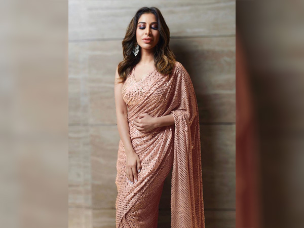 Sophie Choudry In A Peach-hued Sari