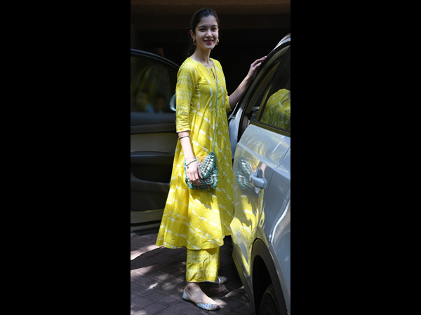 Shanaya Kapoor In A Yellow Suit
