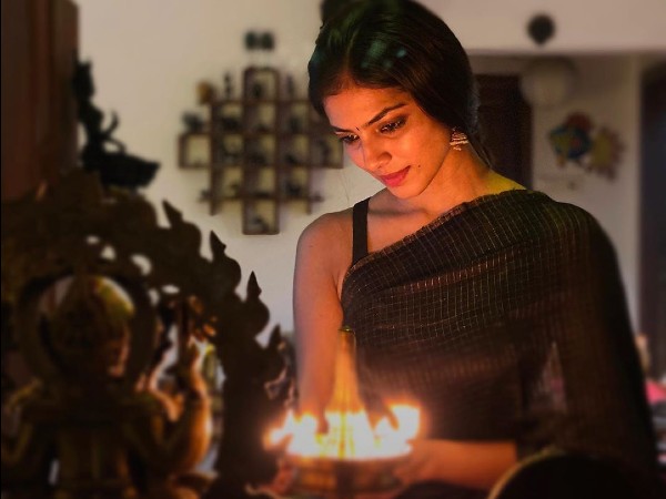 Malavika Mohanan In A Black Saree