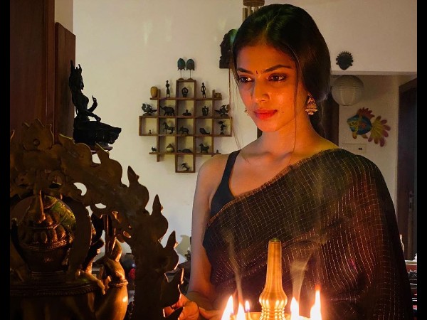Malavika Mohanan In A Black Saree