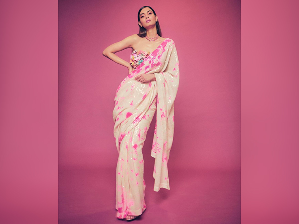 Divas In Saree With Strapless Blouse