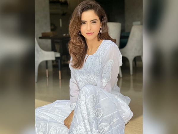 Aamna Sharif In A White Ethnic Suit