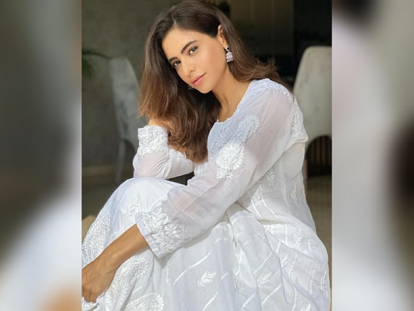 Aamna Sharif In A White Ethnic Suit