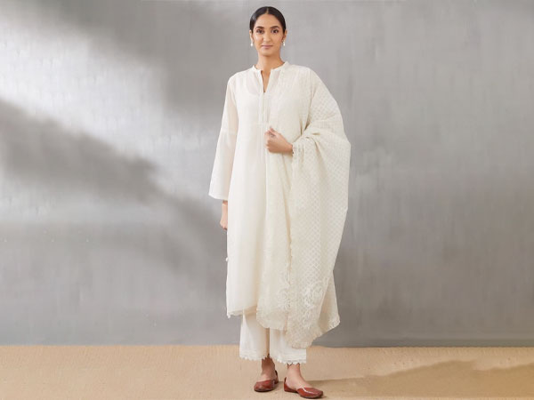 Women in Salwar suits