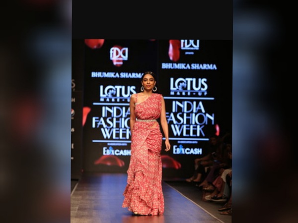 Sobhita Dhulipala In A Rouge Pink Belted Saree