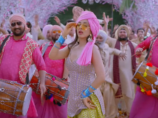 Kiara Advanis fashion in Good Newwz