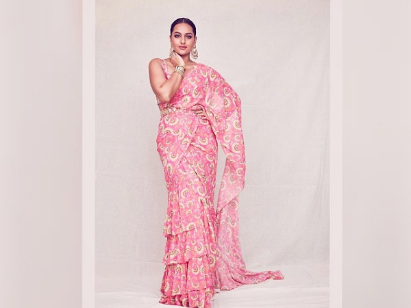Sonakshi Sinha In A Printed Pink Belted Saree