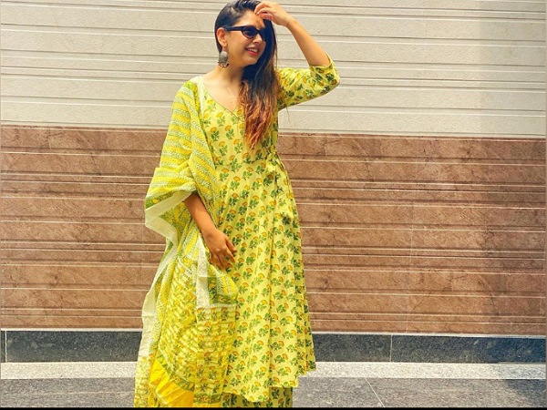Niti Taylor In A Yellow Ethnic Suit Niti Taylor In A Yellow Ethnic Suit