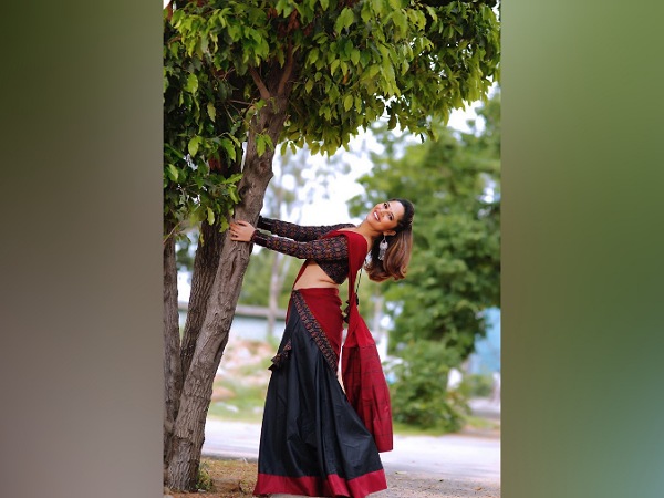 Anasuya Bharadwaj’s Red And Blue Lehenga