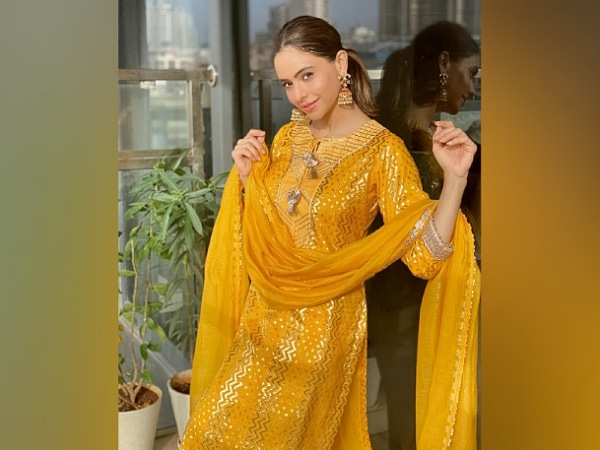 Aamna Sharif In A Yellow Suit Aamna Sharif In A Yellow Suit