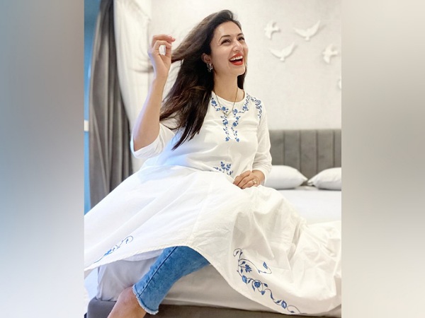 Divyanka Tripathi In Two Ethnic Suits