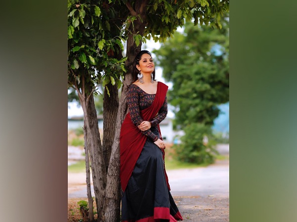 Anasuya Bharadwaj’s Red And Blue Lehenga
