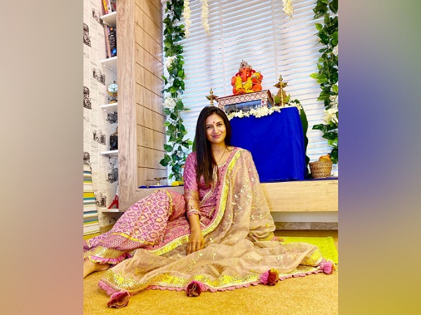 Divyanka Tripathi In Two Ethnic Suits