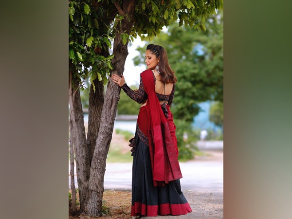 Anasuya Bharadwaj’s Red And Blue Lehenga