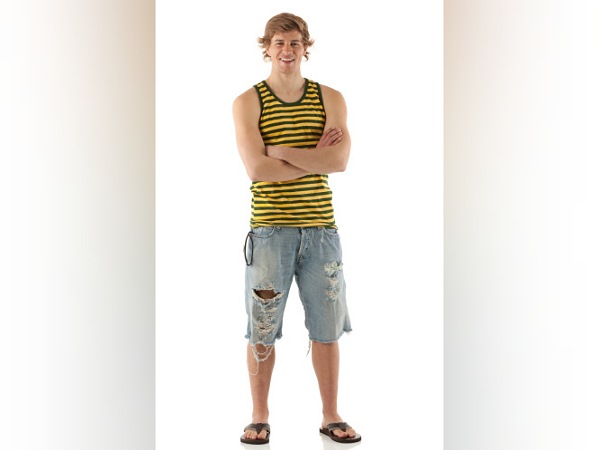 13. Vest And Ripped Denim Shorts