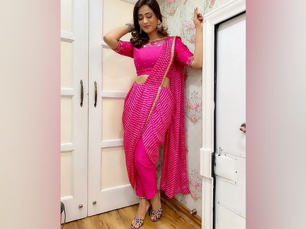 Shweta Tiwari In A Pink Leheriya Saree