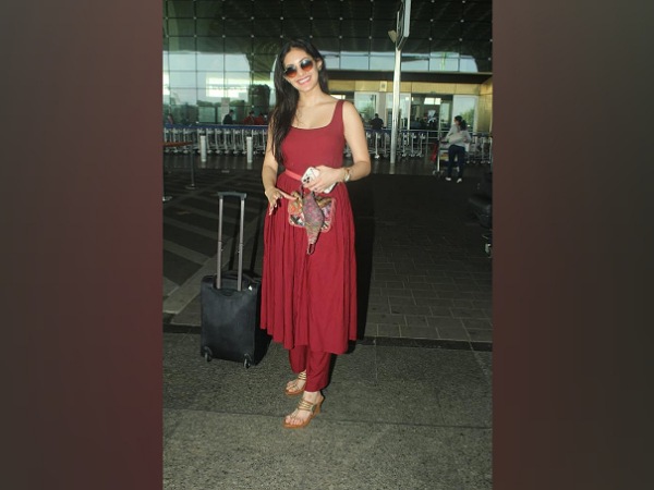 Amyra Dastur Airport Look