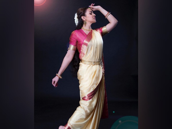 Esha Deol In A Cream Belted Saree