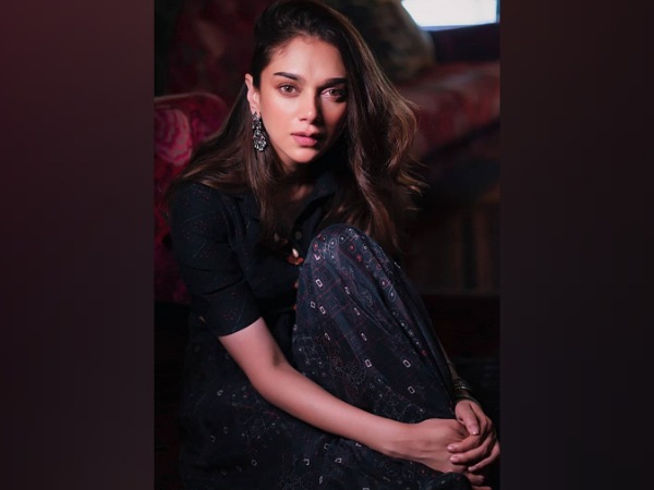 Aditi Rao Hydari’s Midnight-Blue Outfit