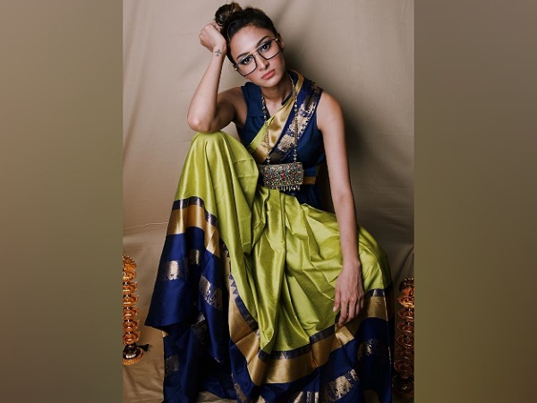 Erica Fernandes In An Olive Green Saree