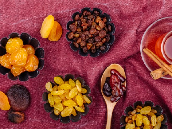 How To Consume Soaked Raisins?